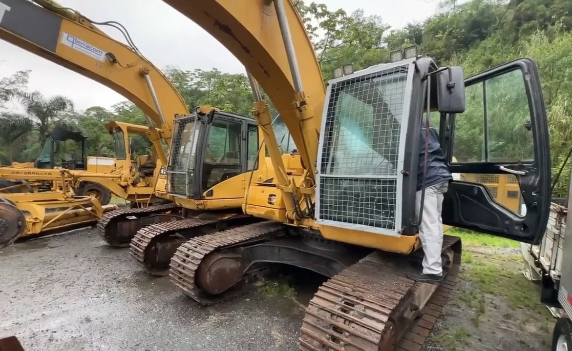 ESCAVADEIRA CAT 320C  